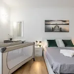 - Luxury E Centro A 3' Design & Netflix